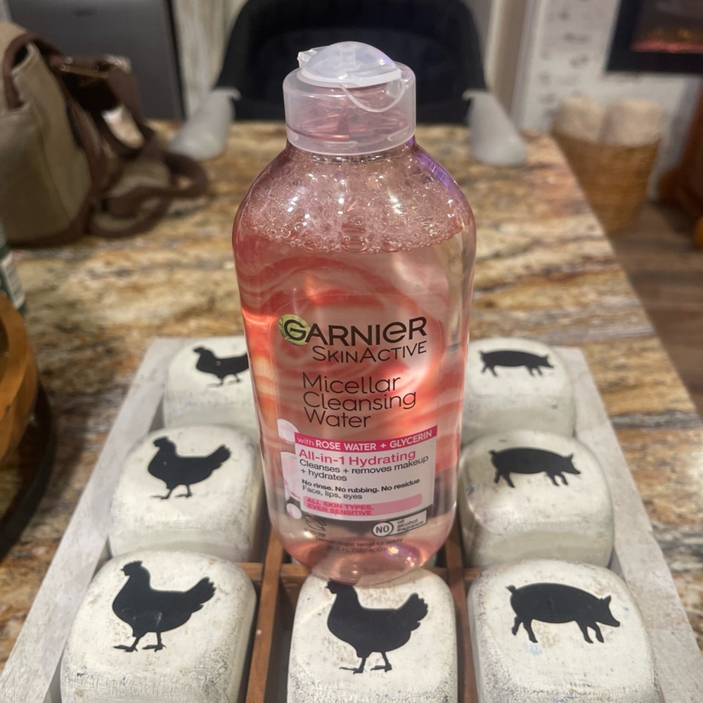 Garnier SkinActive Micellar Cleansing Water - Rose Pink